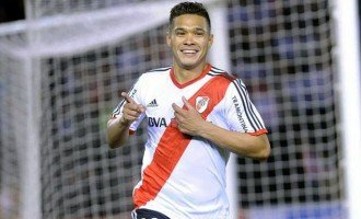 River aprovechó el regalo y mira a todos desde arriba