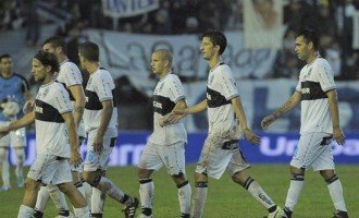 Gimnasia perdió y se aleja de la pelea