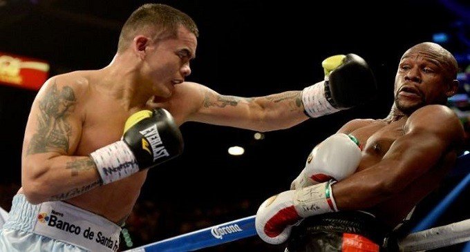 Maidana no pudo, pero Mayweather no la tuvo fácil