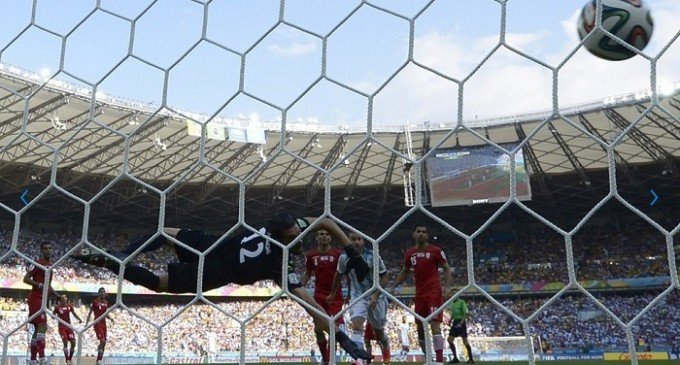 Argentina, sufriendo hasta el final, ya está en octavos