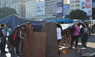 Más carpas villeras en el Obelisco