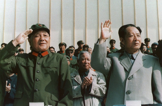 Deng Xiaoping y Hu Yaboang en 1981