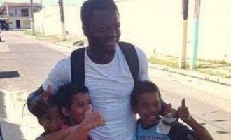 El jugador ghanés que repartió plata en una favela de Brasil