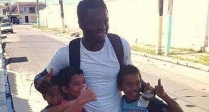 El jugador ghanés que repartió plata en una favela de Brasil