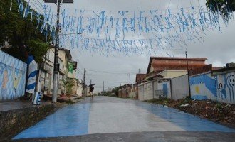 Brasileños pintan su barrio de celeste y blanco a modo de protesta