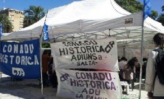 Carpa de CONADU Histórica frente al Ministerio de Educación