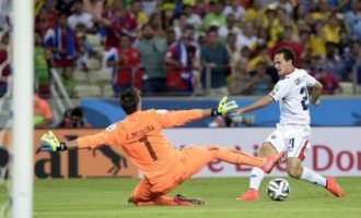 Costa Rica sorprendió a Uruguay y lo complicó en el arranque