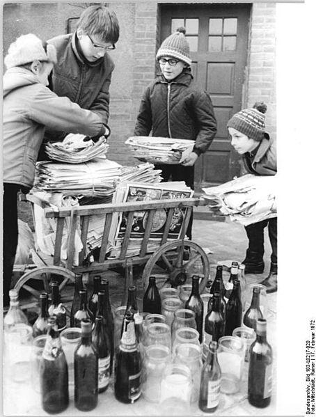 1972. En la RDA los "Pioneros" (estudiantes de primaria) colaboraban en el reciclaje de residuos. 