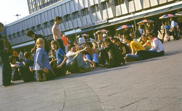 1976. Jovenes en la Plaza Alexanderplatz de Berlín
