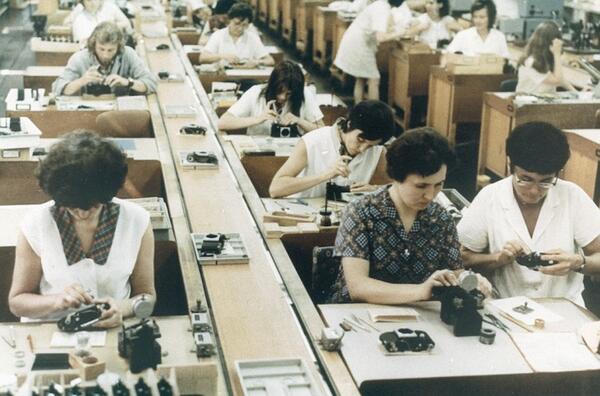 Trabajadoras y trabajadores en la fábrica de cámaras Zeiss en Jena durante los años 80