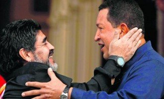 Maradona y su homenaje a Hugo Chávez: “La pelota no se come”