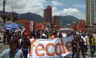 Docentes colombianos marchan sobre Bogotá