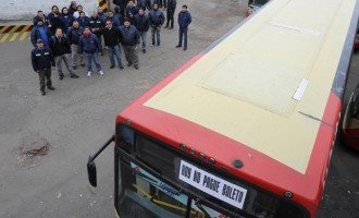 Trabajadores de la Línea 60 se movilizan al Ministerio de Transporte