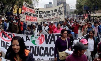 Docentes mexicanos se movilizan contra el gobierno de Peña Nieto
