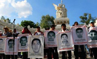 Familiares de Ayotzinapa denuncian intento de soborno del gobierno mexicano