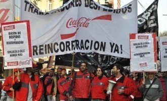 Trabajadores de Coca Cola se movilizan al Ministerio de Trabajo
