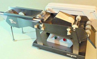 Inventan una máquina que reboza una milanesa cada siete segundos