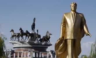 Saparmyrat Nyyázow: un presidente vitalicio siempre de cara al sol