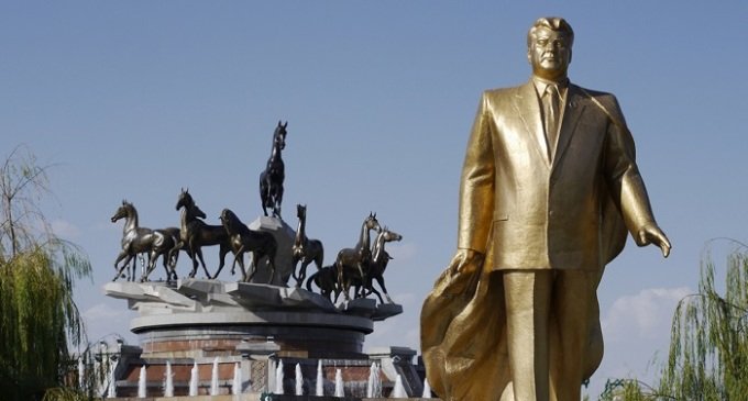 Saparmyrat Nyyázow: un presidente vitalicio siempre de cara al sol