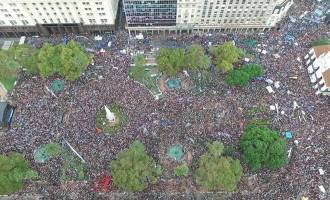 Una multitud en la Plaza de la Memoria