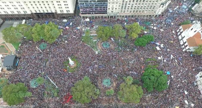 Una multitud en la Plaza de la Memoria