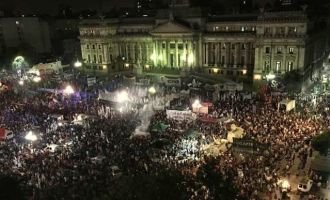La plaza que gritó no a los buitres