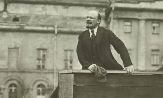 Lenin: el hombre que plantó la bandera roja en el centro de la nieve