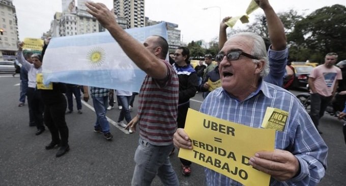Taxistas contra Uber, la empresa off shore que no paga impuestos