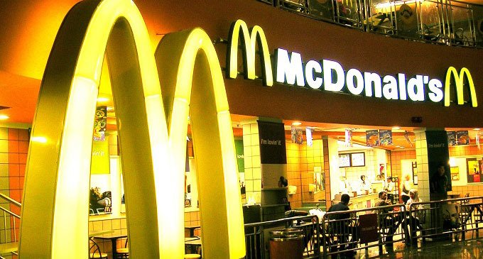 Menos universidades y más McDonalds: ¿Qué les queda a los jóvenes?