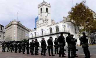 Una fecha patria con la Plaza de Mayo vacía y vallada