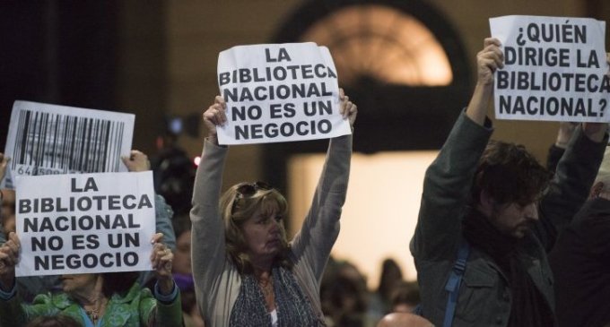 Diez escritores y escritoras sobre la designación de Manguel en la Biblioteca Nacional
