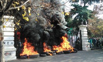 La Plata: masiva movilización en contra de la Ley de Emergencia Administrativa y Tecnológica