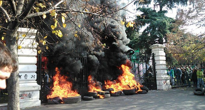 La Plata: masiva movilización en contra de la Ley de Emergencia Administrativa y Tecnológica