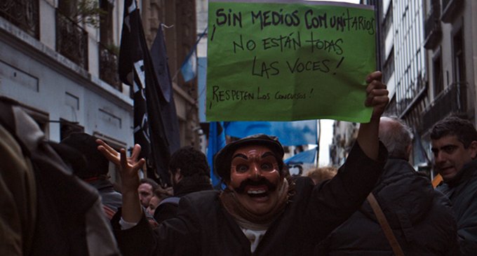 Medios populares se movilizaron al Enacom por incumplimientos