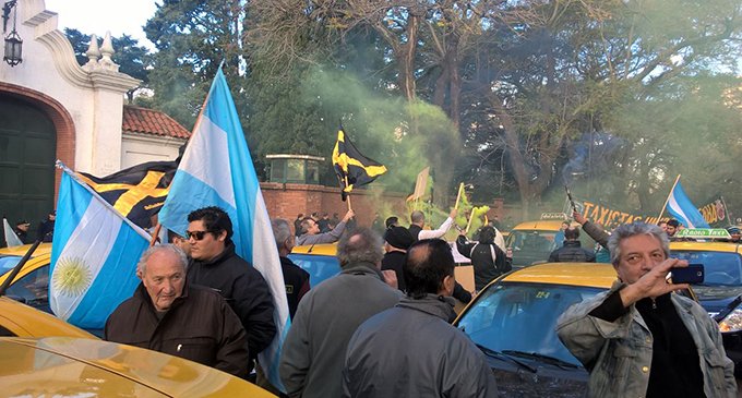Taxistas contra Uber: “La ley no se debe modificar para las multinacionales”