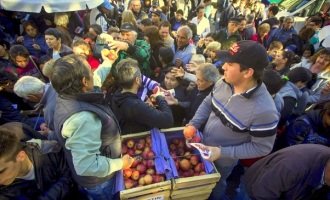 ¿Por qué regalaron peras y manzanas en Plaza de Mayo?