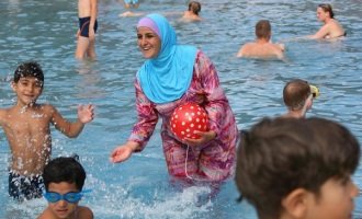 Prohibición del uso del burkini, ataques islamófobos y justificaciones gubernamentales