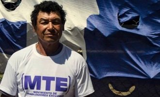 Con un carro y sin dinero: la vida de Víctor Carabajal