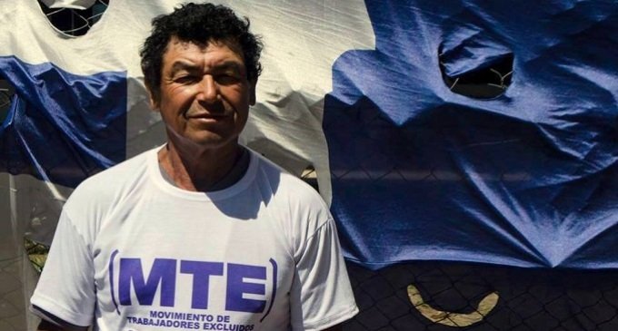 Con un carro y sin dinero: la vida de Víctor Carabajal