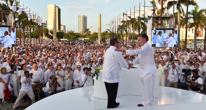 Histórico acuerdo de paz tras medio siglo de conflicto armado en Colombia