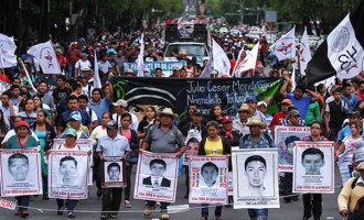 México volvió a gritar por Ayotzinapa en el peor momento de Peña Nieto