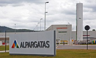 Suspensiones y vacaciones forzadas en Alpargatas