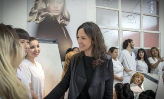 Desarrollo Social y un programa privado para que las jóvenes pobres trabajen de peluqueras