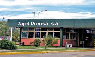 Acto en la puerta de Clarín a 40 años de la sustracción ilegal de Papel Prensa
