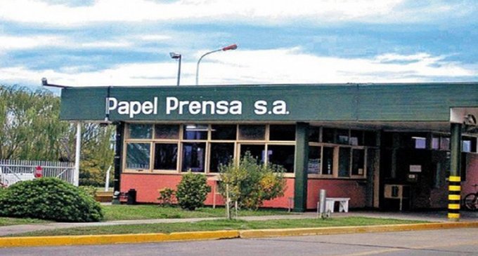 Acto en la puerta de Clarín a 40 años de la sustracción ilegal de Papel Prensa