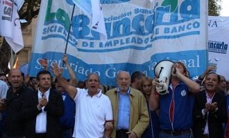 En la antesala del Día del Bancario, el gremio acordó aumento del 40%