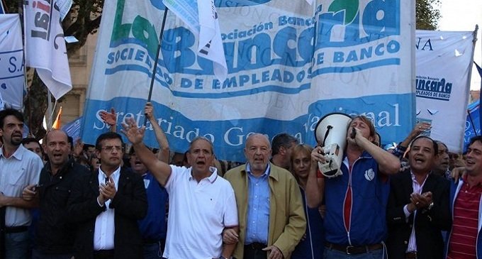 En la antesala del Día del Bancario, el gremio acordó aumento del 40%