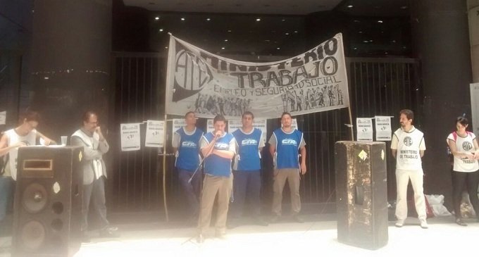 Radio abierta contra los despidos en el Ministerio de Trabajo