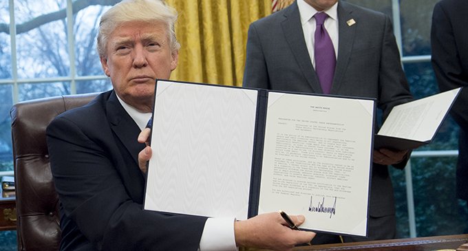 Trump decretó la salida del TPP y anuló el apoyo a ONGs extranjeras a favor del aborto