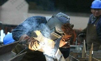 En abril volvieron a caer la industria y la construcción
